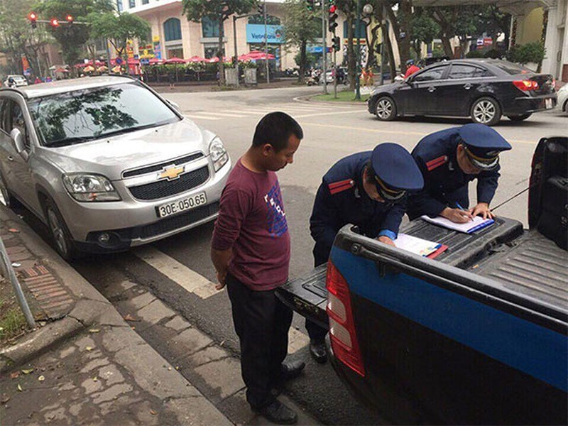 Mức phạt ô tô khi dừng không có tín hiệu cảnh báo chi tiết