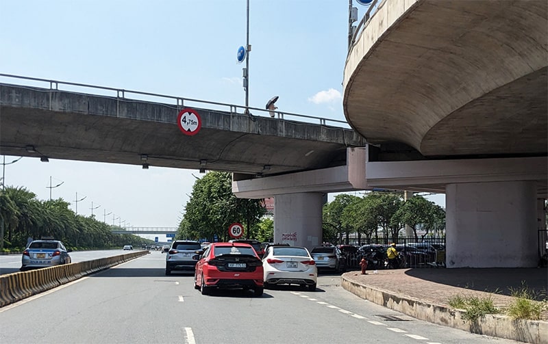 Ô tô được phép dừng xe, đỗ xe tại vị trí như thế nào?