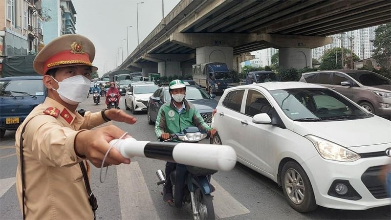 Ô tô lấn làn phạt bao nhiêu?