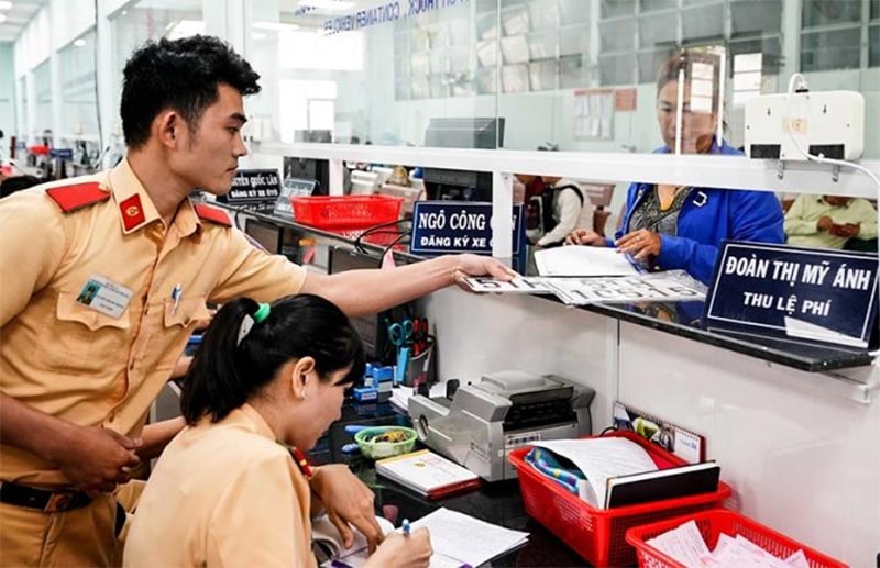 Phải nộp lại biển số xe