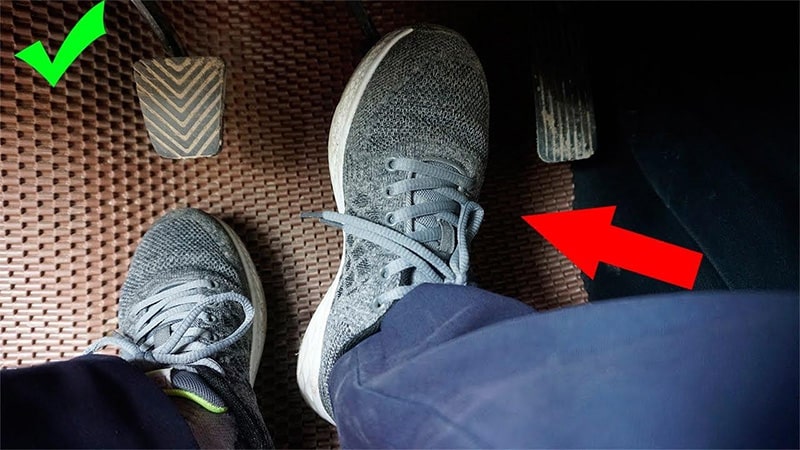 Nhân phanh và ga xe ô tô cần sử dụng chân phải