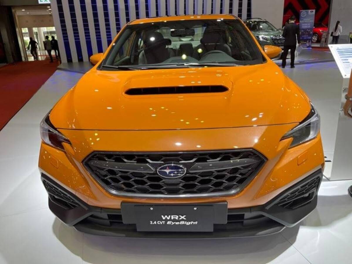 Phần đầu xe của Subaru WRX 2023 với thiết kế đậm tính thể thao