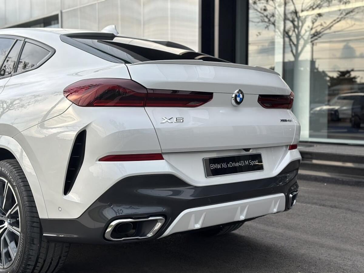 Phần đuôi xe của BMW X6 mang đậm phong cách thể thao với cánh lướt gió ẩn