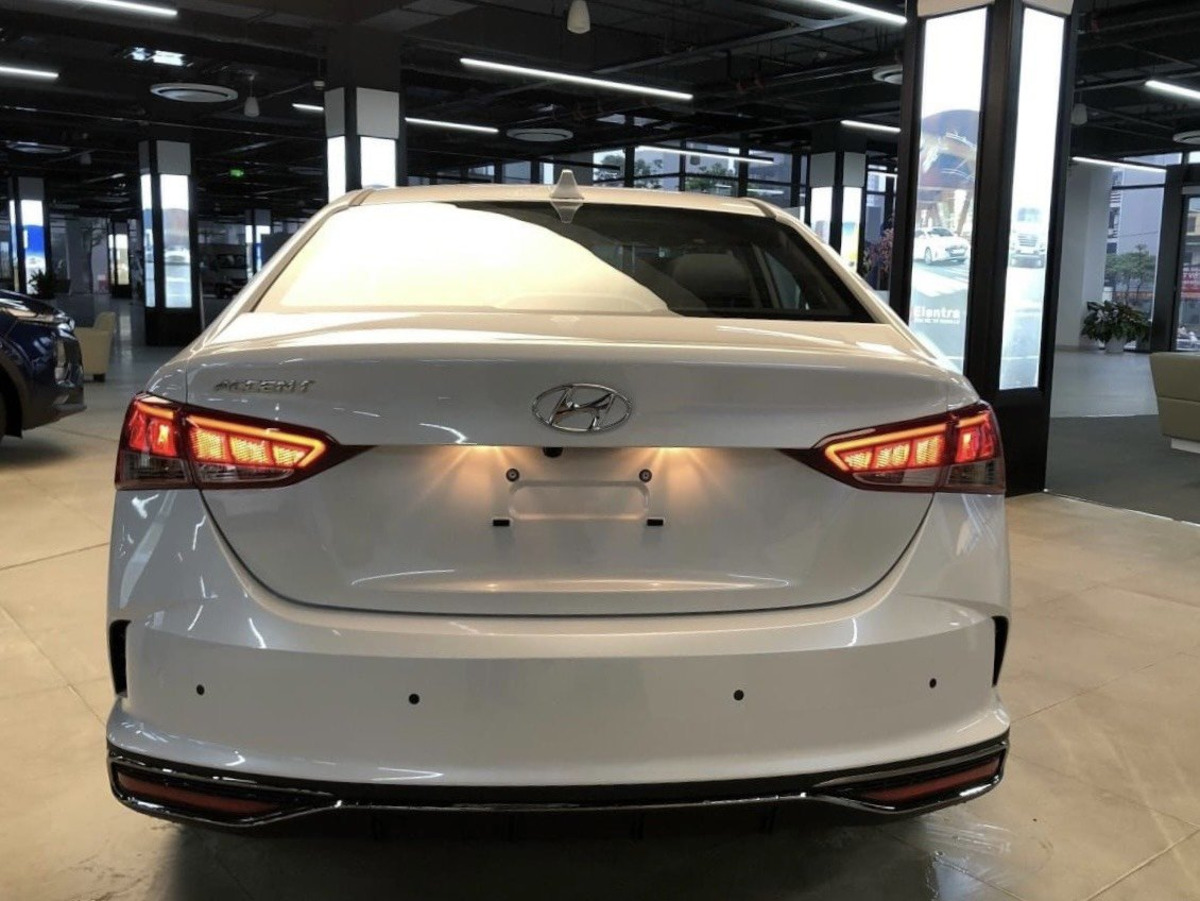 Phần đuôi xe của Hyundai Accent 2021 cũng được thiết kế khá đơn giản và tinh tế