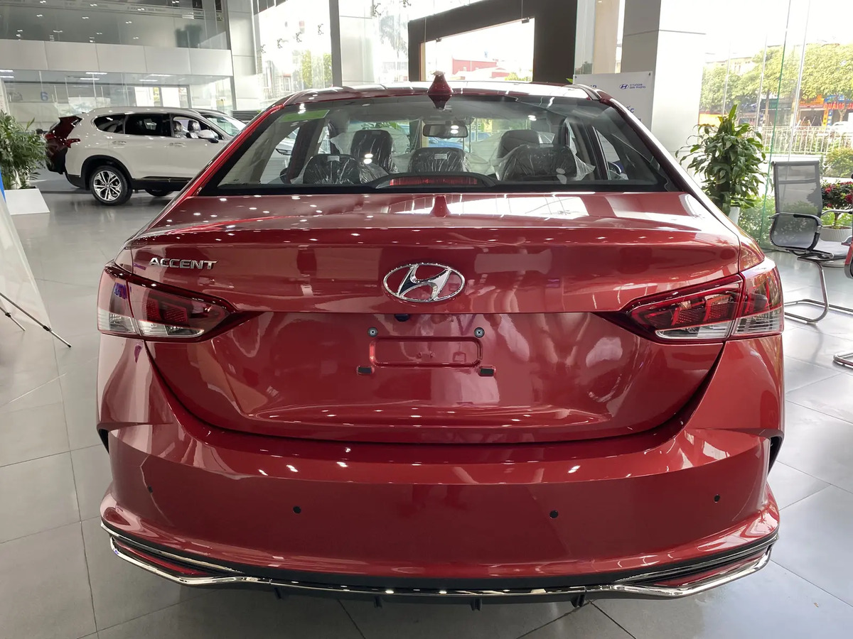 Phần đuôi xe của Hyundai Accent 2023 cũng được thiết kế tinh tế