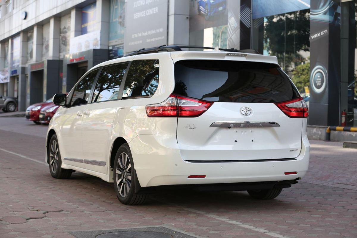 Phần đuôi xe của Sienna 2022 thiết kế tương đối giống với đuôi xe của Toyota Camry
