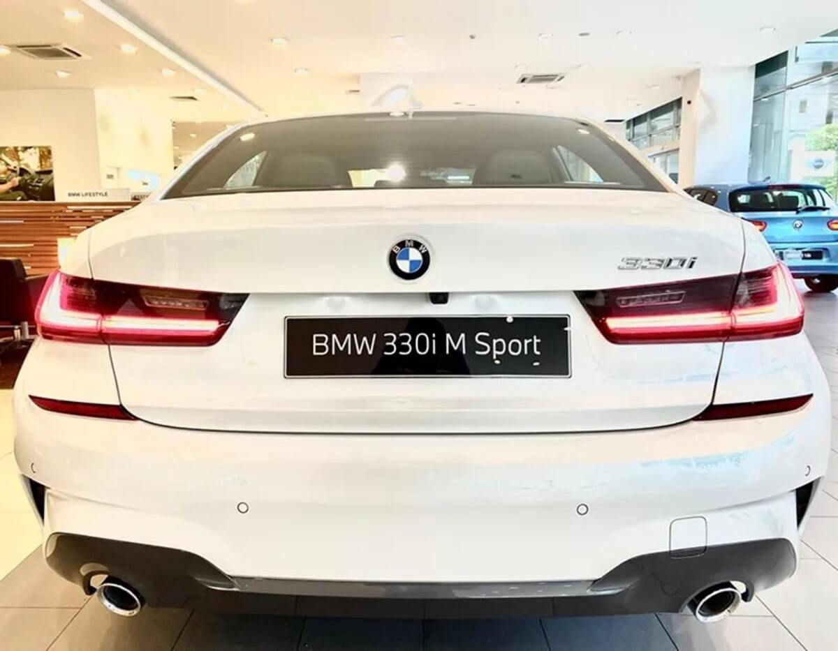 Phần nắp cốp BMW 330i có tạo hình như cánh gió ảo tạo cái nhìn năng động cho đuôi xe