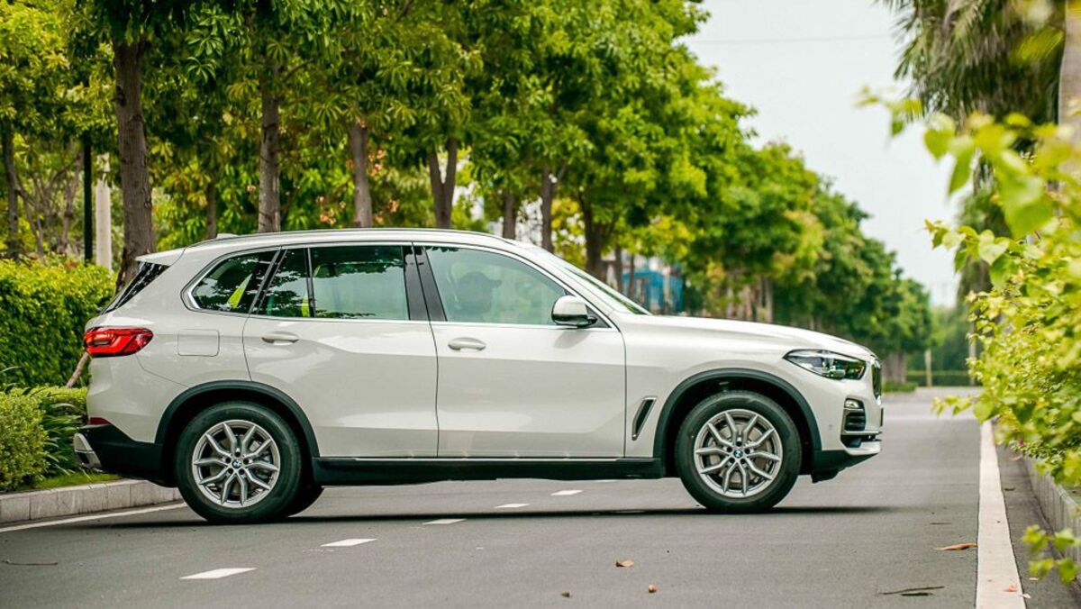 Phần thân xe của BMW X5 mang đậm phong cách thể thao với các nan to