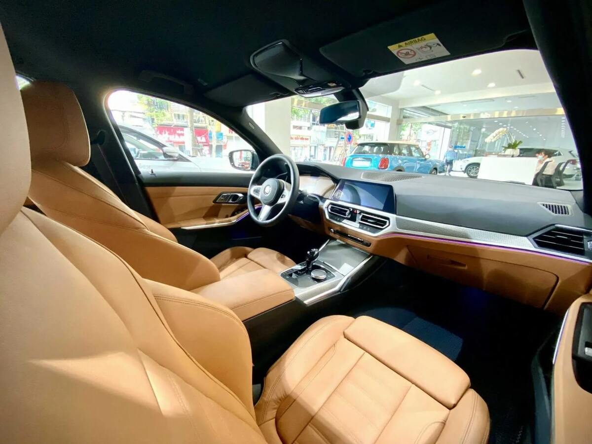 Phiên bản lắp ráp BMW 330i được nâng cấp lên da Sensatec kết hợp với da Alcantara cao cấp