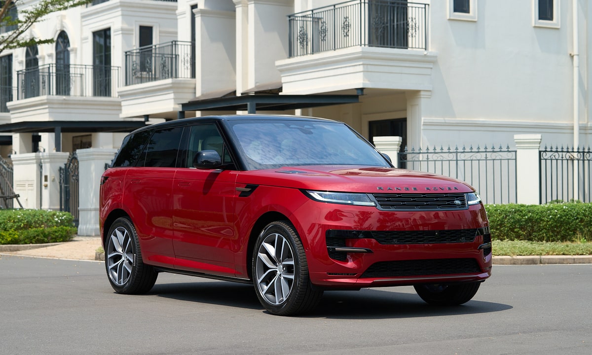 Range Rover Sport có thiết kế mạnh mẽ và giá thành cao hơn BMW X5