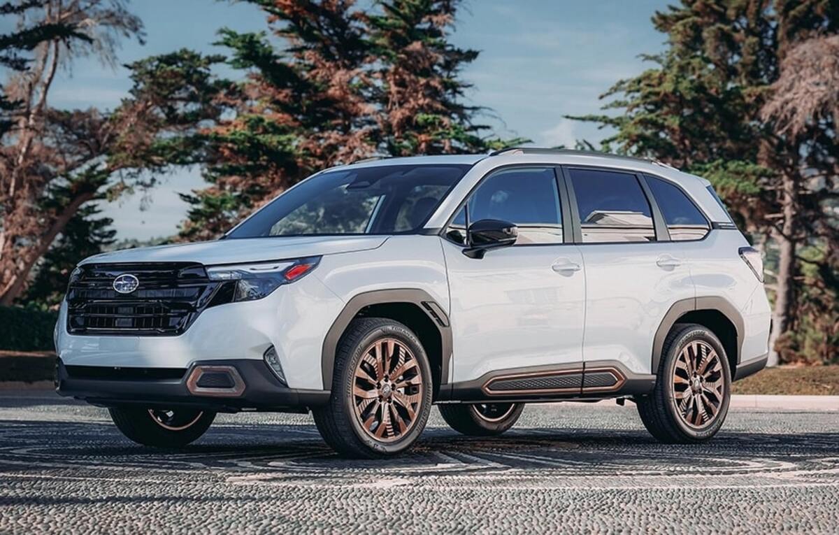 Subaru Forester thuộc phân khúc SUV/Crossover 5 chỗ gầm cao thoáng