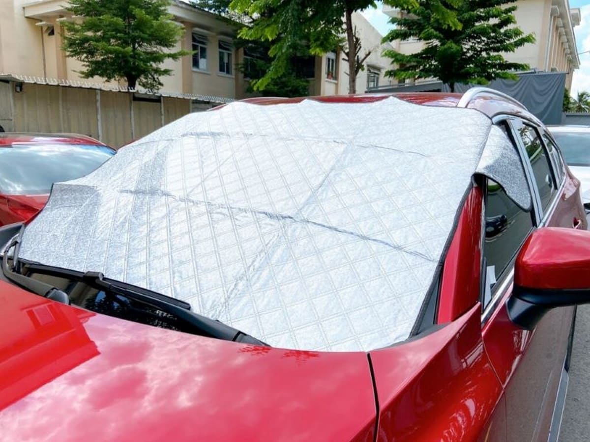 Tấm che nắng kính lái ô tô khi đi du lịch tự lái