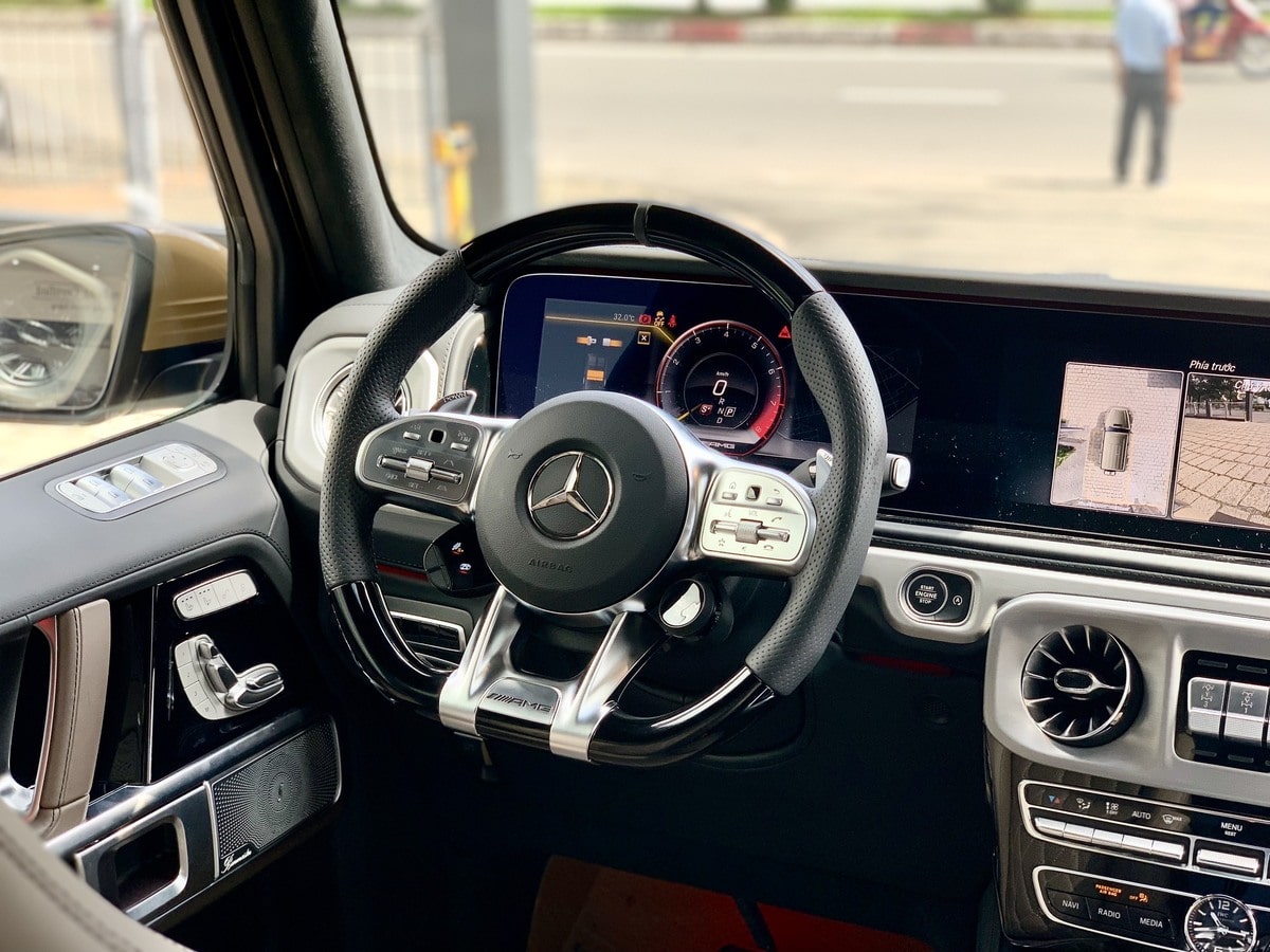 Táp-lô trang bị màn hình trung tâm 12,3 inch và đồng hồ hiển thị nhiệt độ ngoài trời IWC dạng analog