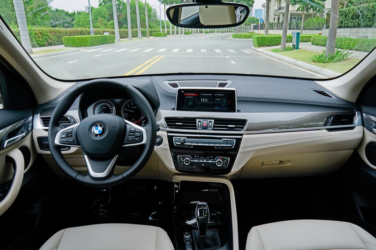 Táp-lô và vô-lăng phủ nhựa và bọc da cao cấp
