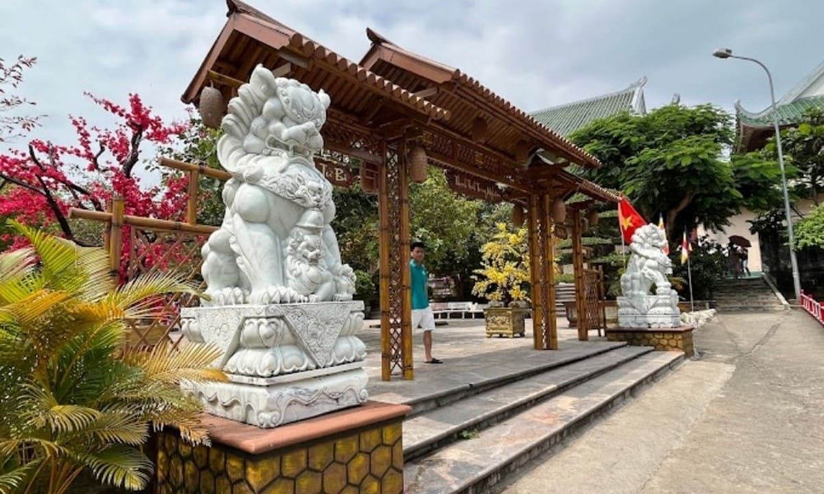 Tham quan chùa Linh Ứng