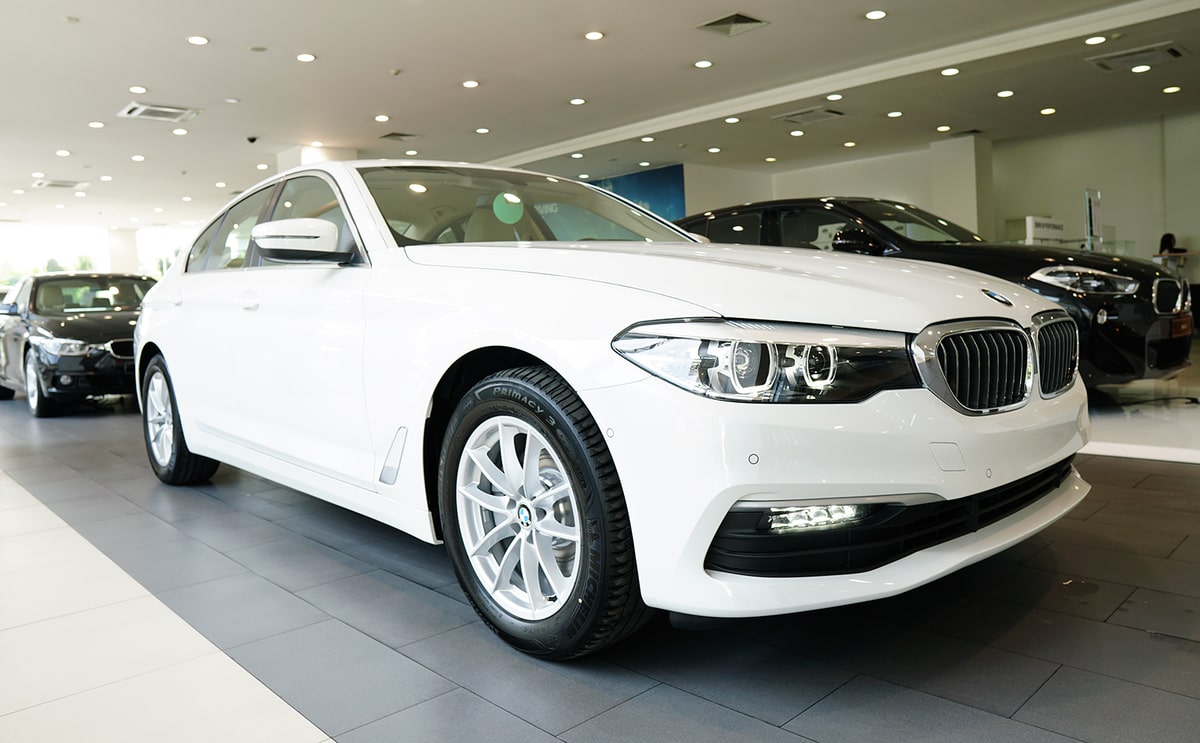 Thân xe BMW 520i 2023 có thiết kế liền mạch với gương chiếu hậu và tay nắm cửa cùng màu đẹp mắt
