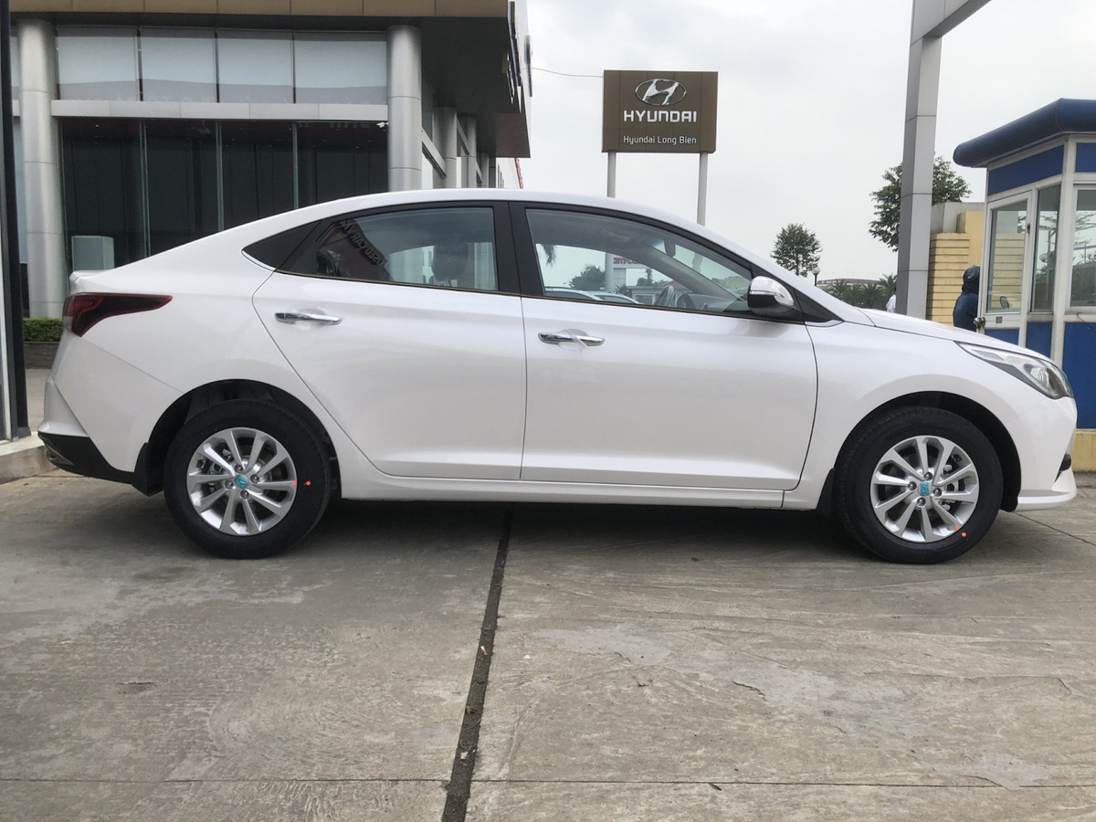 Thân xe của Hyundai Accent 2023 được thiết kế với những đường nét góc cạnh