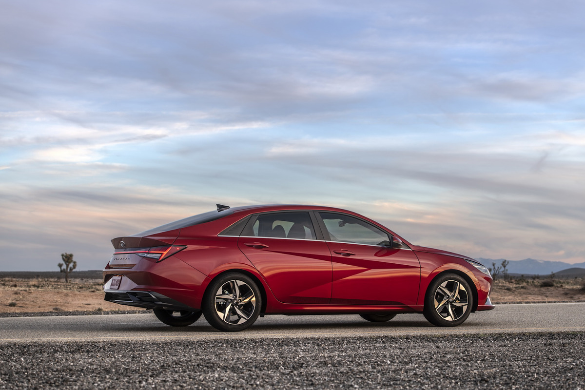 Thân xe của Hyundai Elantra 2021 có đường nét thanh thoát và tinh tế