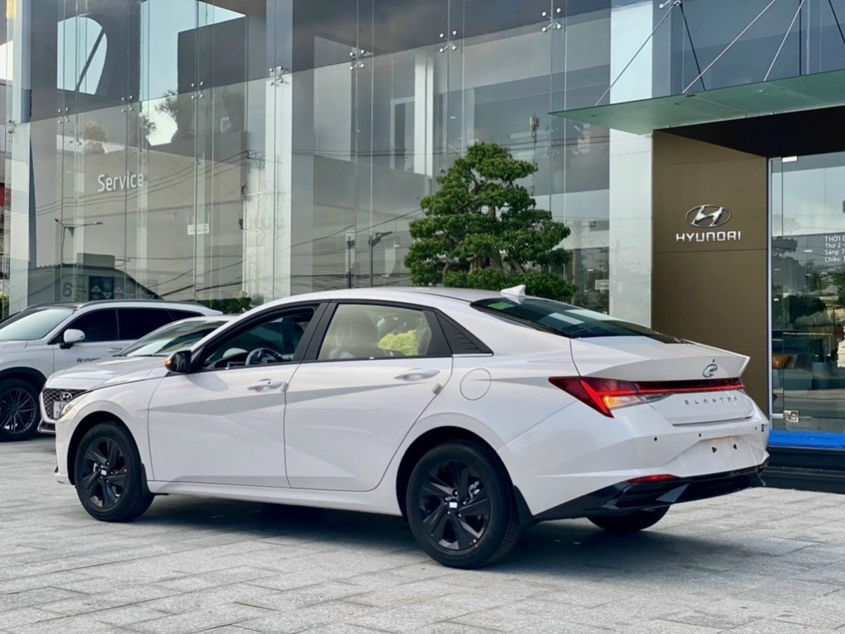 Thân xe của Hyundai Elantra 2023 được thiết kế với những đường nét sắc sảo