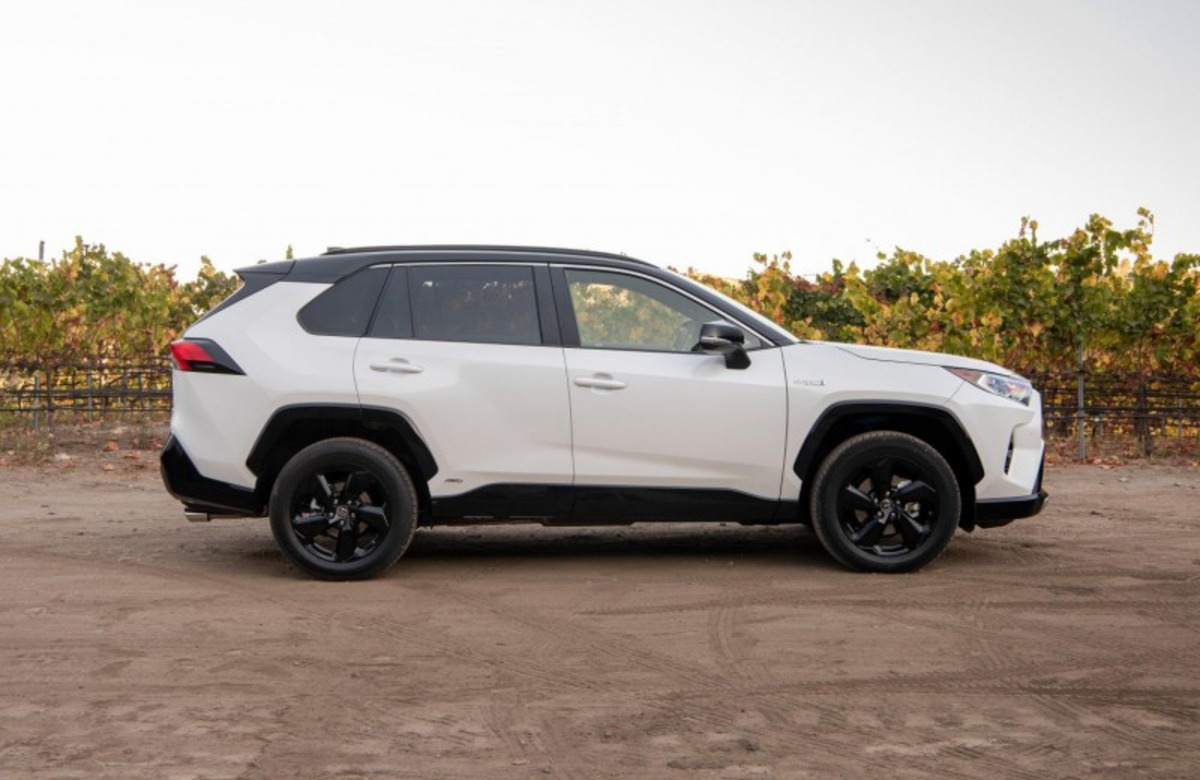 Thân xe của Toyota Rav4 2021 được thiết kế với các đường nét góc cạnh