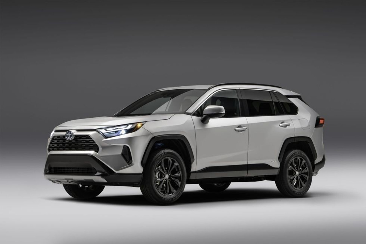 Thân xe của Toyota Rav4 được thiết kế với các đường nét góc cạnh