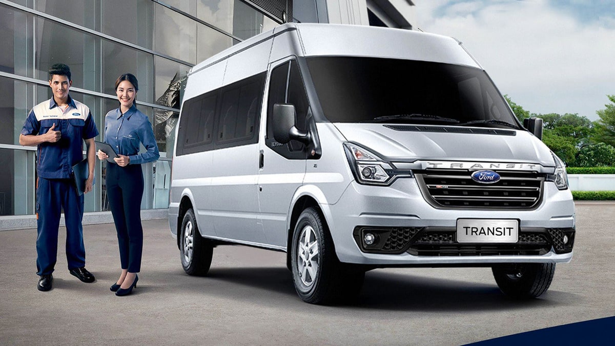 Thân xe lắp đặt kính cách nhiệt tối màu và gương chiếu hậu hình chữ nhật