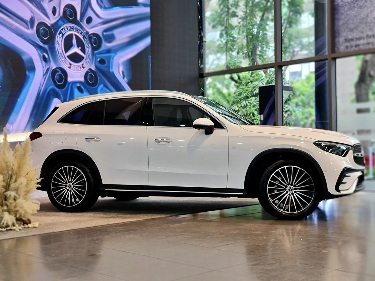 Thân xe sử dụng bộ la-zăng hợp kim AMG nan đa chấu 20 inch