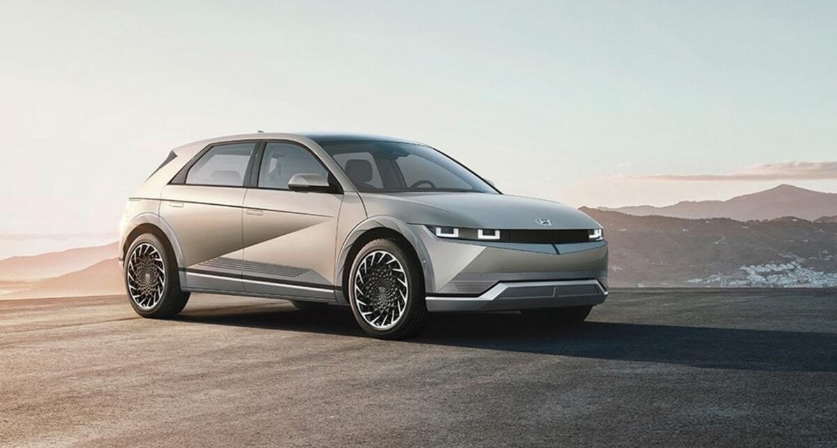 Thân xe sử dụng bộ la-zăng lớn, trang trí nhiều đường nét cầu kỳ