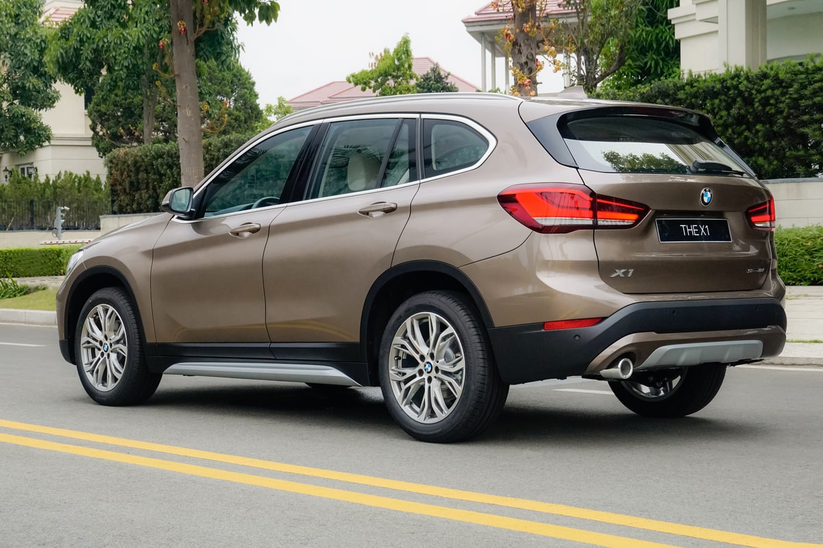 Thân xe sử dụng mâm xe hợp kim nhôm thiết kế 5 chấu kép, kích thước 18 inch