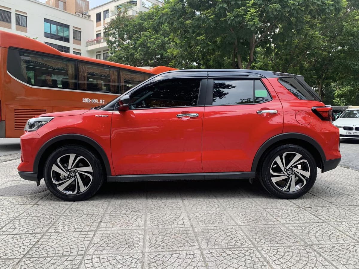 Thân xe Toyota Raize 2023 có ốp nhựa hốc bánh và sườn xe