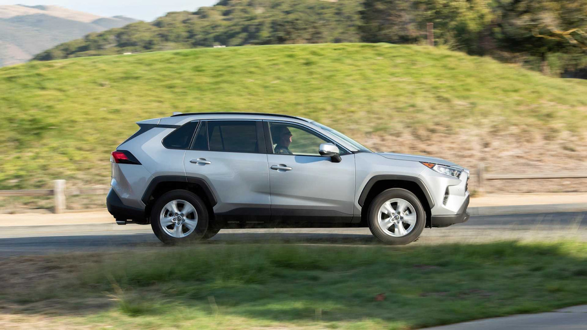 Thân xe Toyota Rav4 2019 có các đường nét sắc sảo và mạnh mẽ