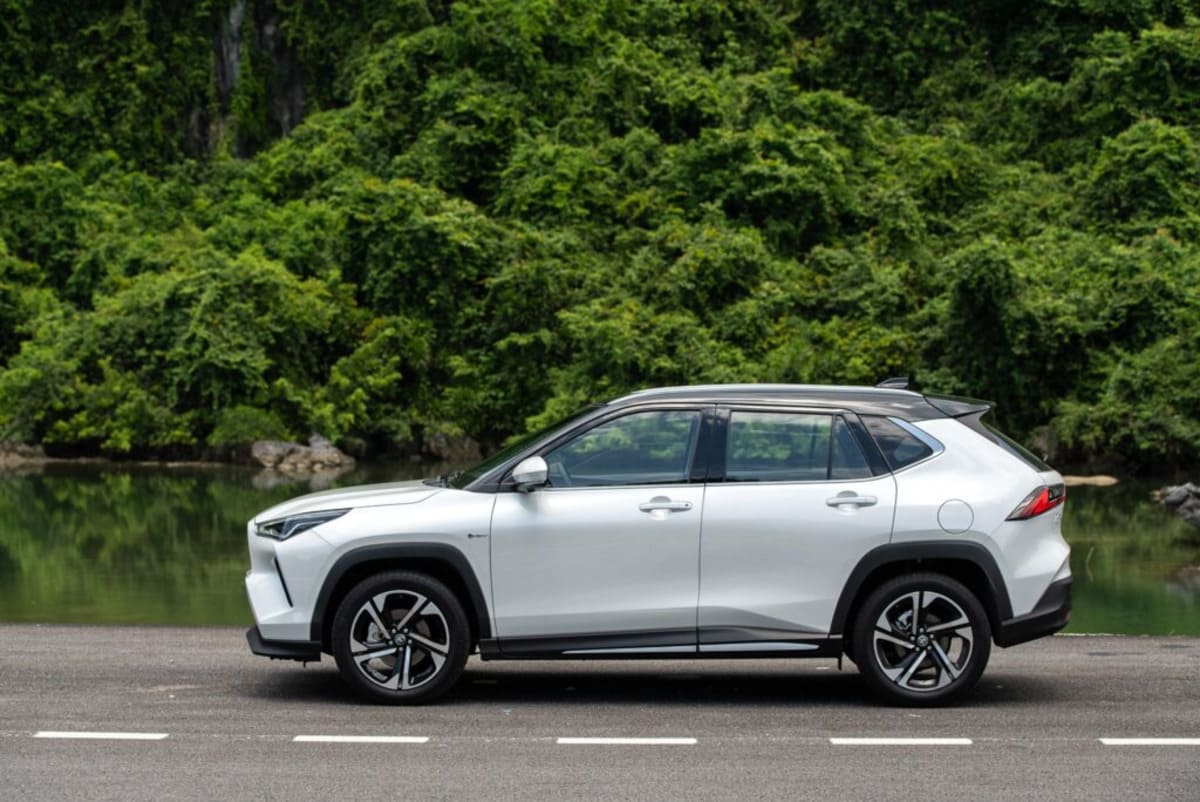 Thân xe Toyota Yaris 2023 được thiết kế với các đường nét sắc sảo và đầy năng động