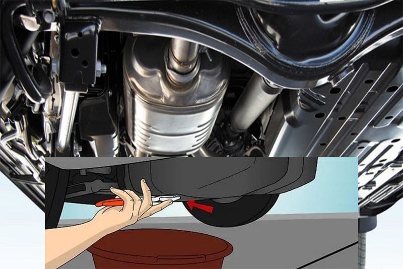 Tháo xăng bằng lỗ bình xăng ở gầm xe