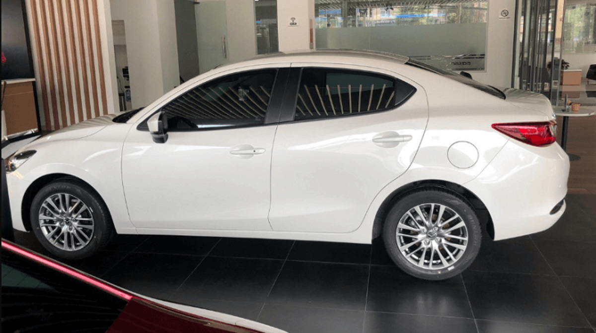 Thiết kế bên hông xe Mazda 2 2023