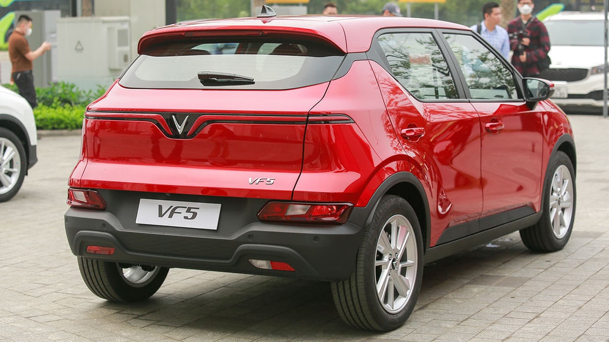 Thiết kế đuôi xe cứng cạp, đơn giản nhưng không đơn điệu