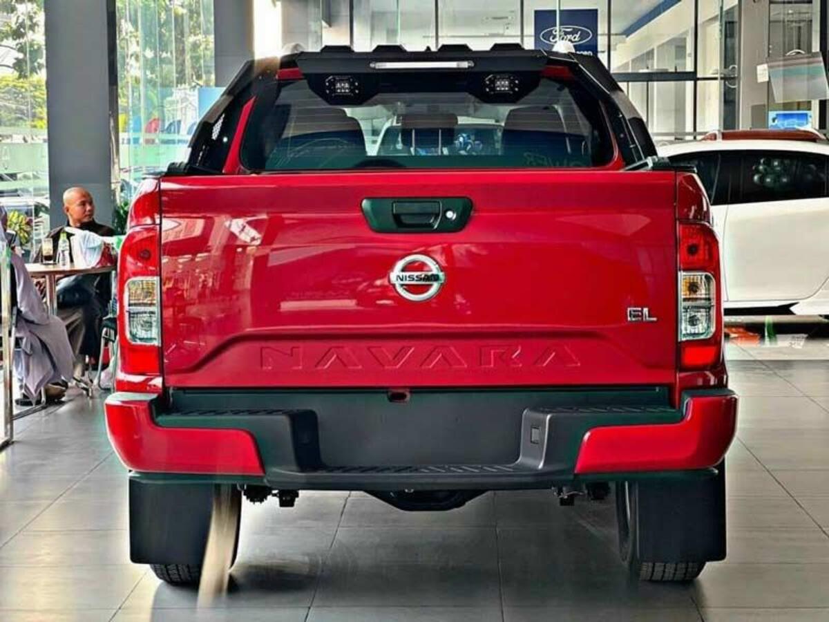 Thiết kế đuôi xe hiện đại và độc đáo tại Nissan Navara 2023
