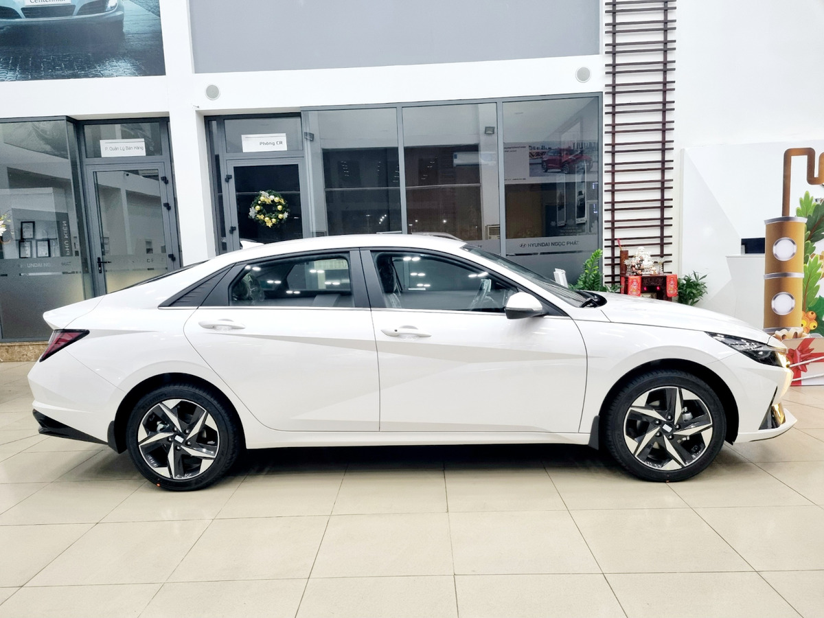 Thiết kế thân xe của Hyundai Elantra 2020 mang đến sự thanh lịch và tinh tế