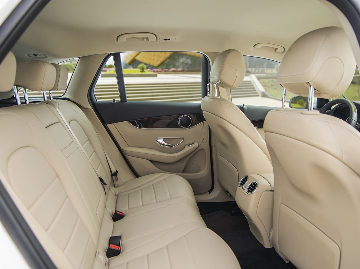 Thoải mái ngồi với khoang hành khách rộng và ghế bọc da sang trọng