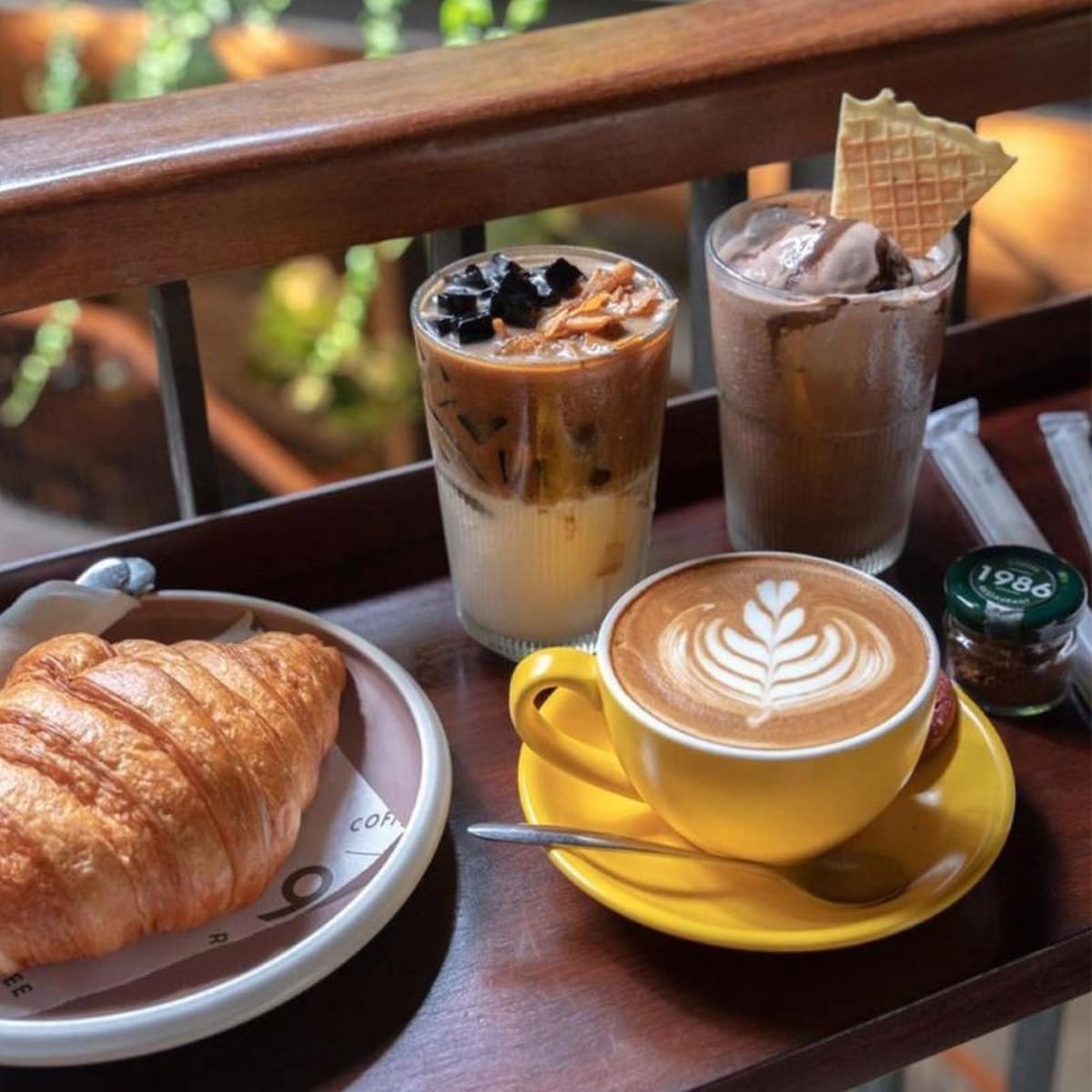 Thưởng thức cà phê phố cổ