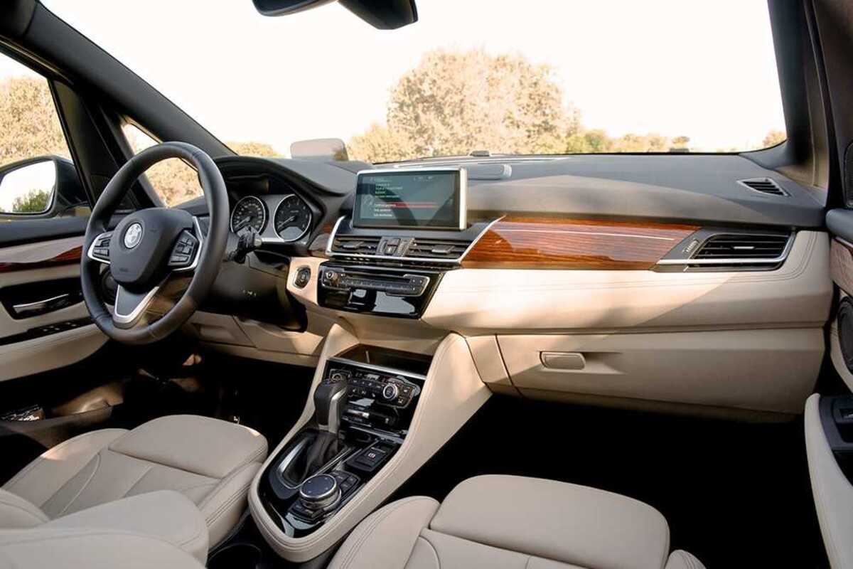 Tiện nghi hiện đại được trang bị cho MPV 5 chỗ BMW 218i