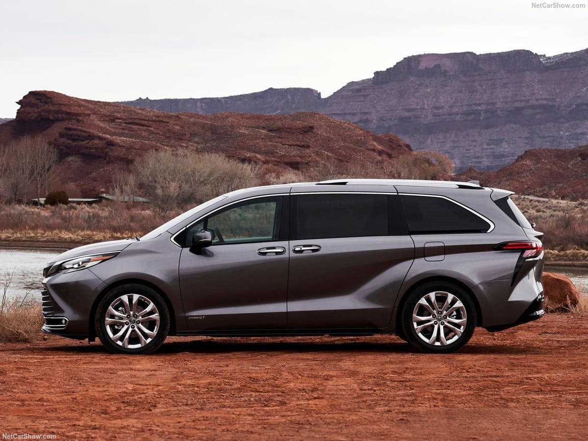 Toyota Sienna 2020 có thiết kế thân xe rộng lớn, mang đến cảm giác trường xe và sang trọng