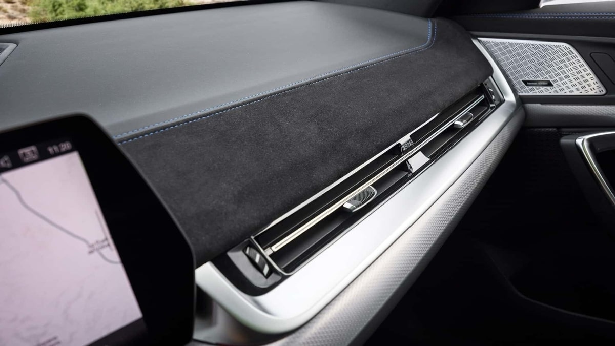 Trang thiết bị giải trí của BMW X2 2024 khá đa dạng