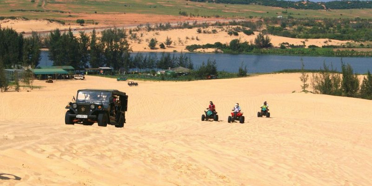 Trên đường đi, bạn có thể dừng chân tại đồi cát Bàu Trắng