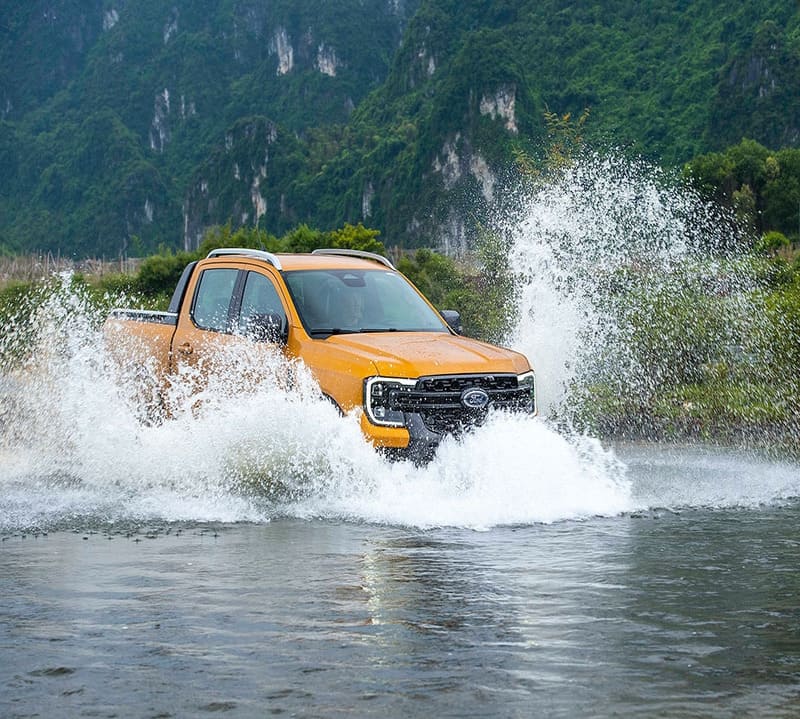 Tuyệt đối không được dừng xe giữa đường ngập