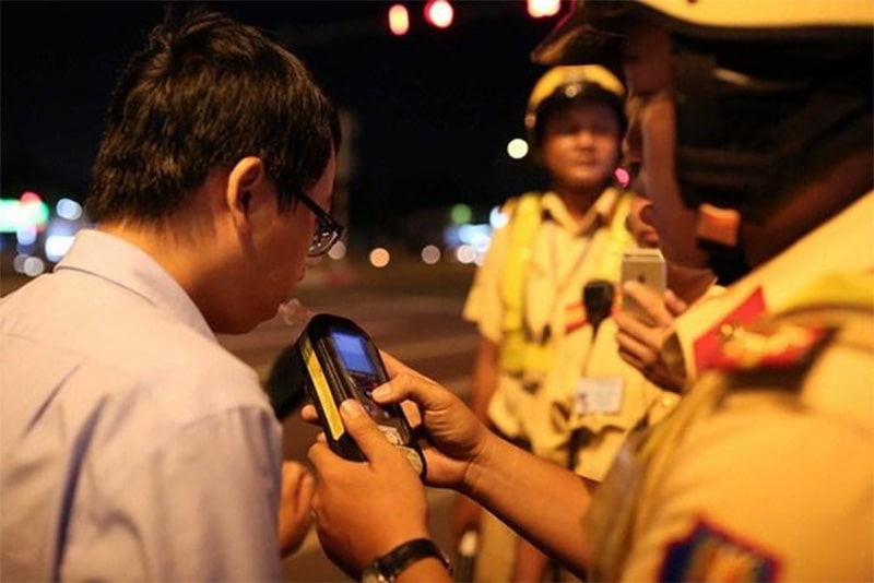 Uống rượu beer khi lái xe ô tô phạt bao nhiêu tiền?