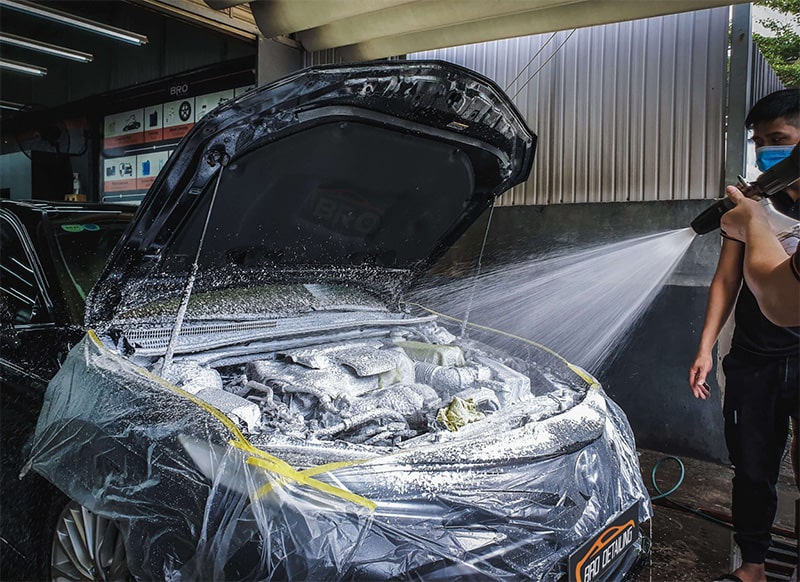 Vệ sinh khoang máy ô tô