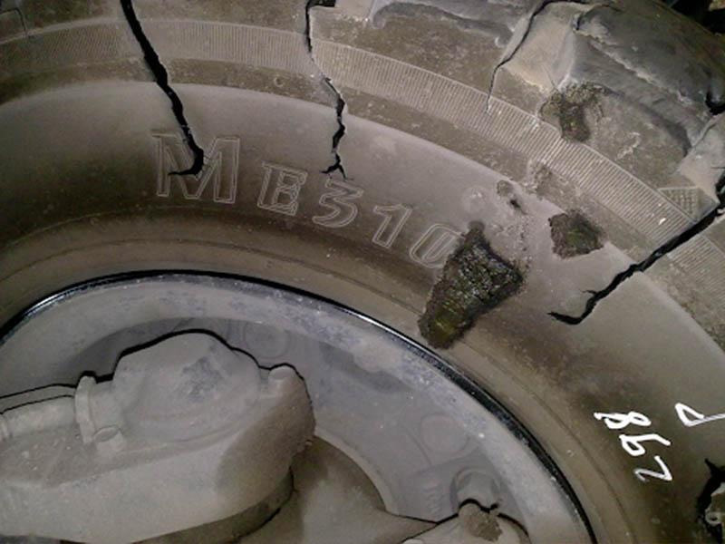 Lốp bị mòn dẫn đến xuất hiện các vết nứt ở thành lốp