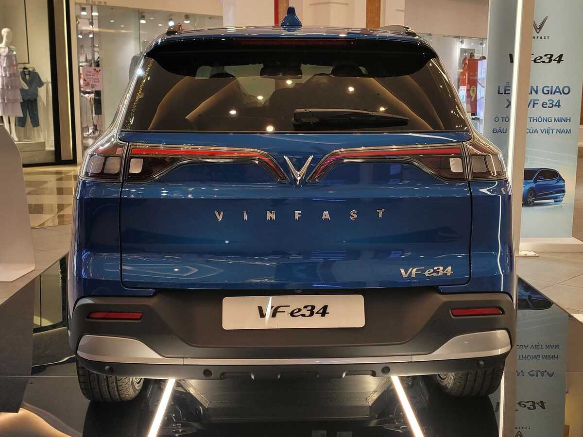 VF e34 thiết kế đuôi xe hình vuông gọn gàng và hút mắt