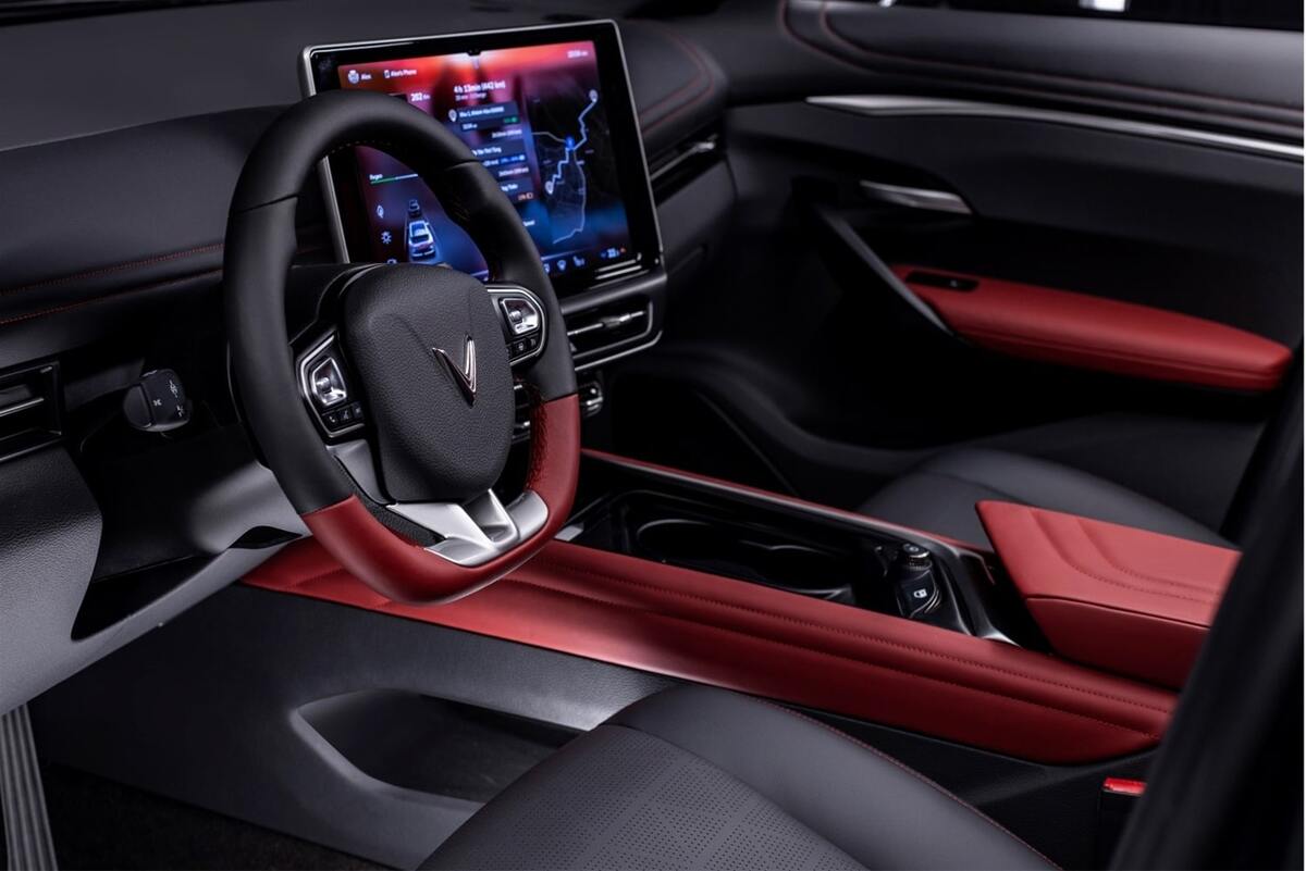 VinFast VF 7 có hai tông màu nội thất sang trọng, hiện đại