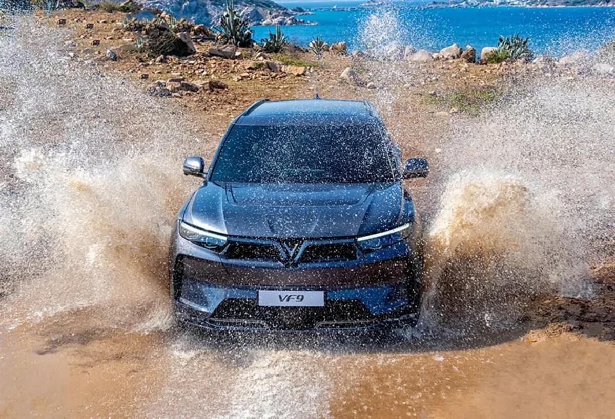 VinFast VF 9 sở hữu khối động cơ mạnh mẽ, gầm cao vượt mọi địa hình dễ dàng